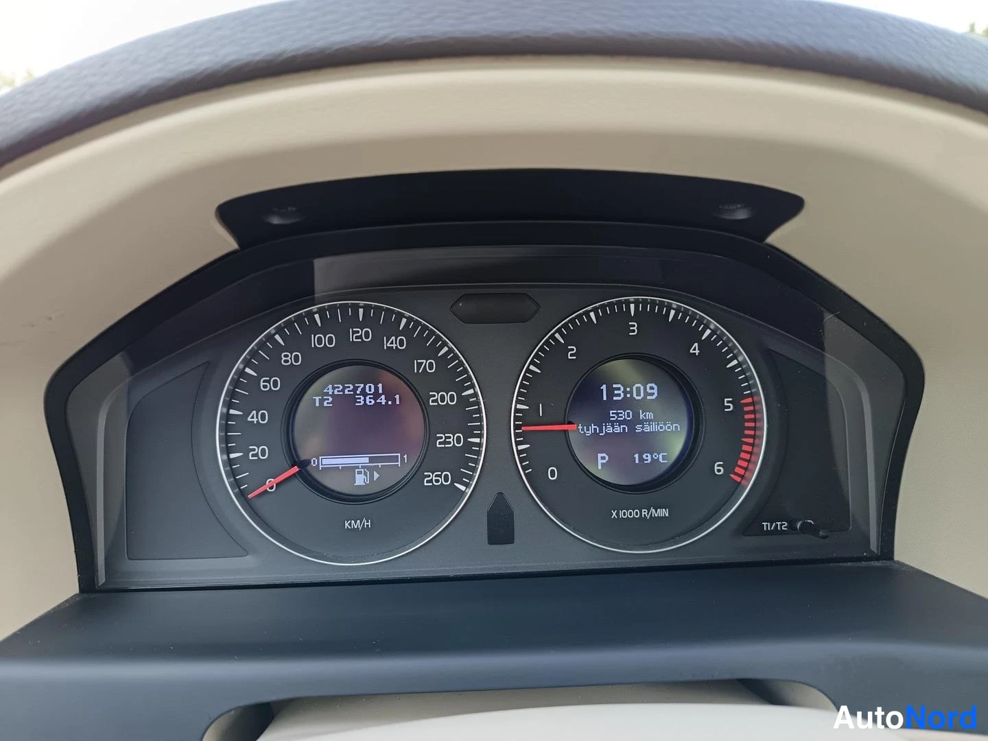 Muu: Mittaristo näyttää matkamittarin 422 701 km, kello 13:09 ja lämpötilan 19 astetta.
