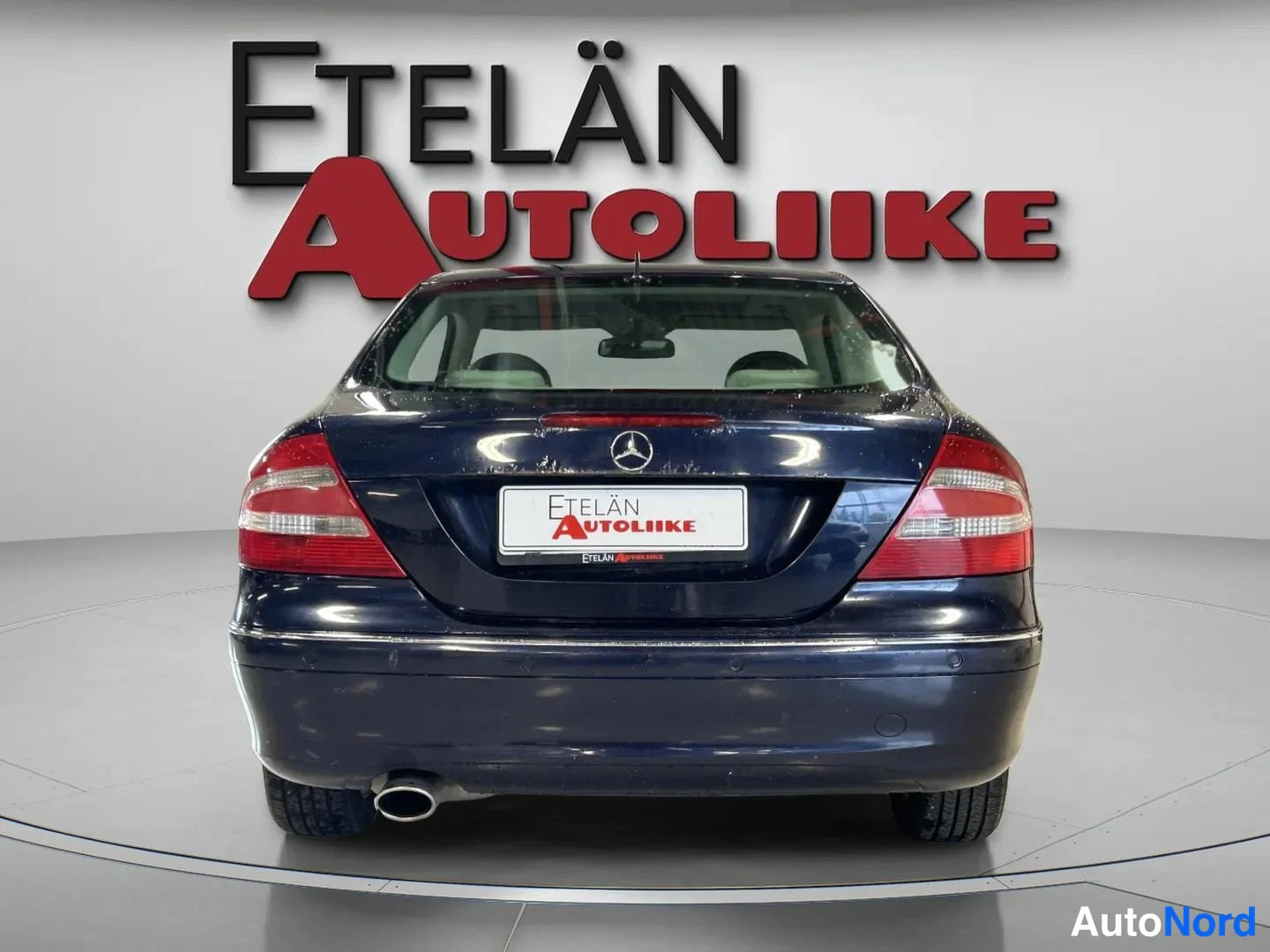 Takaa: Auton takapää suoraan takaa, tummansininen koriväri, Etelän Autoliike-logo taustalla