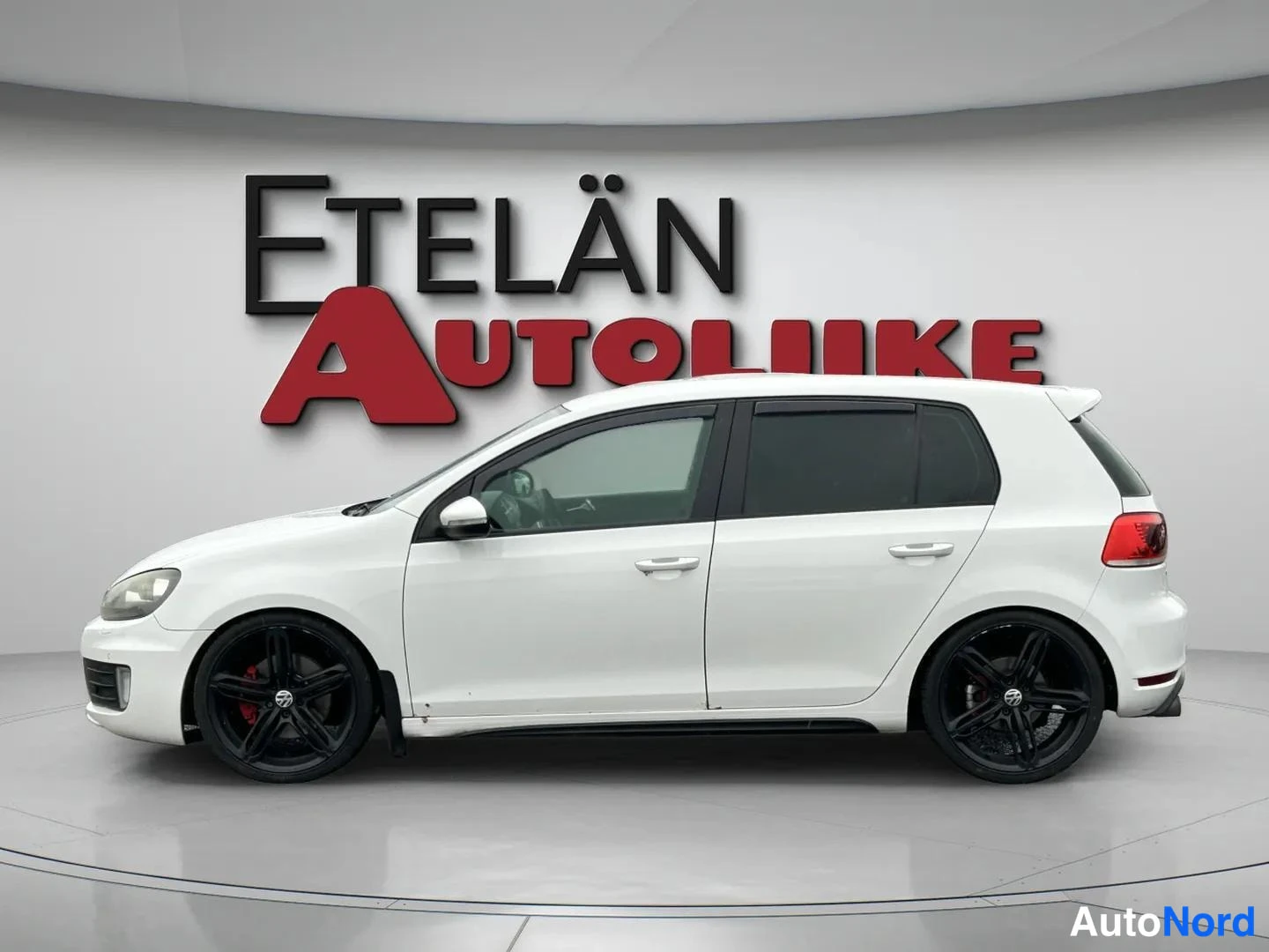 Valkoinen Volkswagen Golf 2010, etuviisto, keula vasemmalle, kuva 2