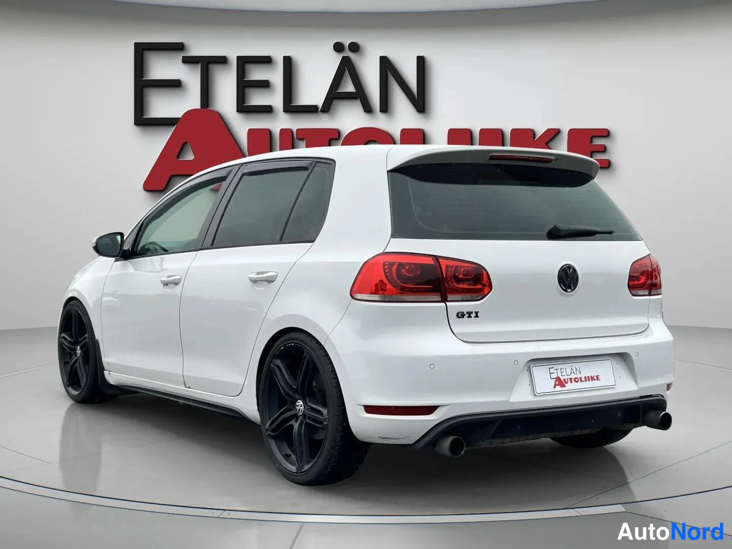Valkoinen Volkswagen Golf 2010, takaviisto, kuva 6