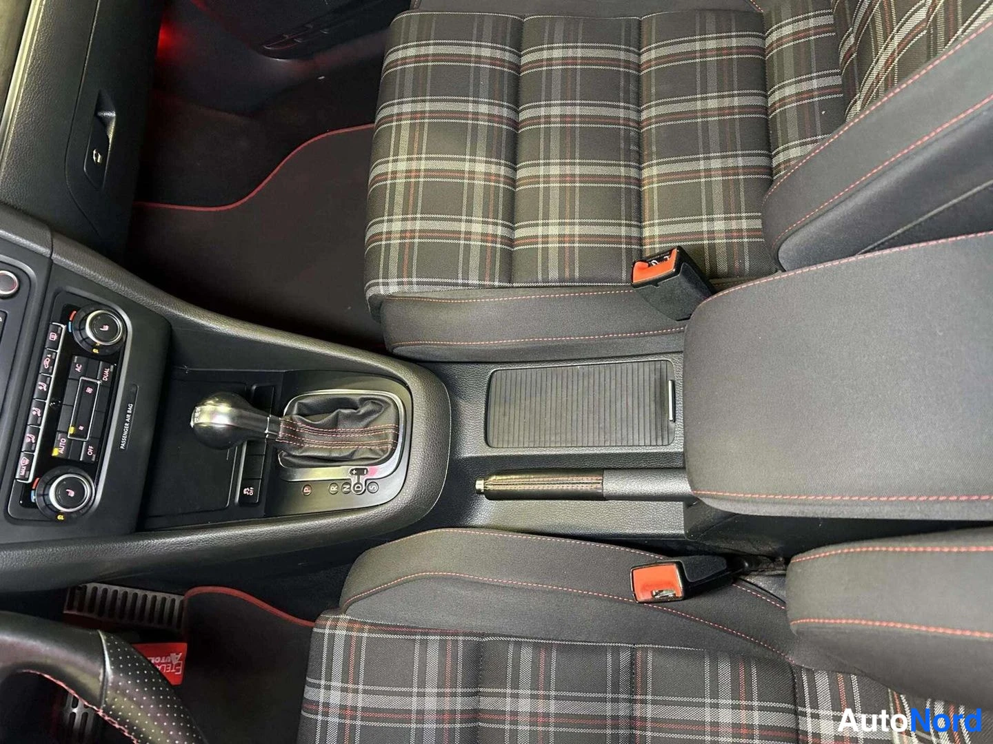 Valkoinen Volkswagen Golf 2010, kuva 21