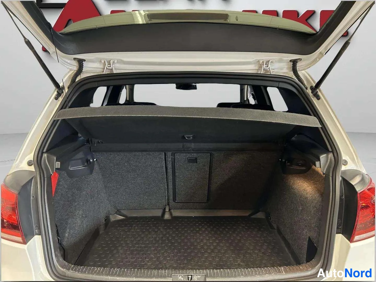 Valkoinen Volkswagen Golf 2010, takaa, kuva 9
