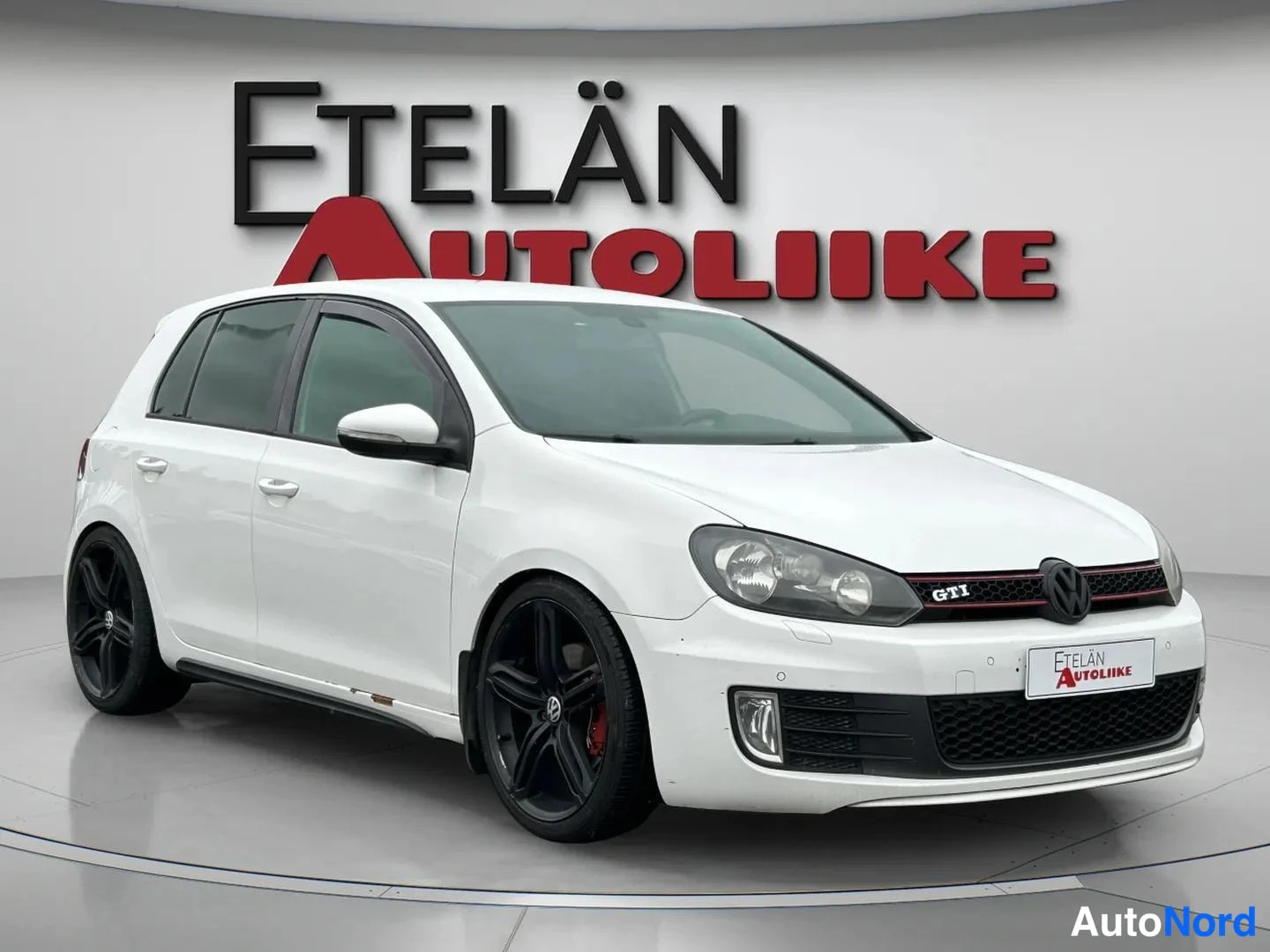 Valkoinen Volkswagen Golf 2010, etuviisto, keula oikealle, kuva 3