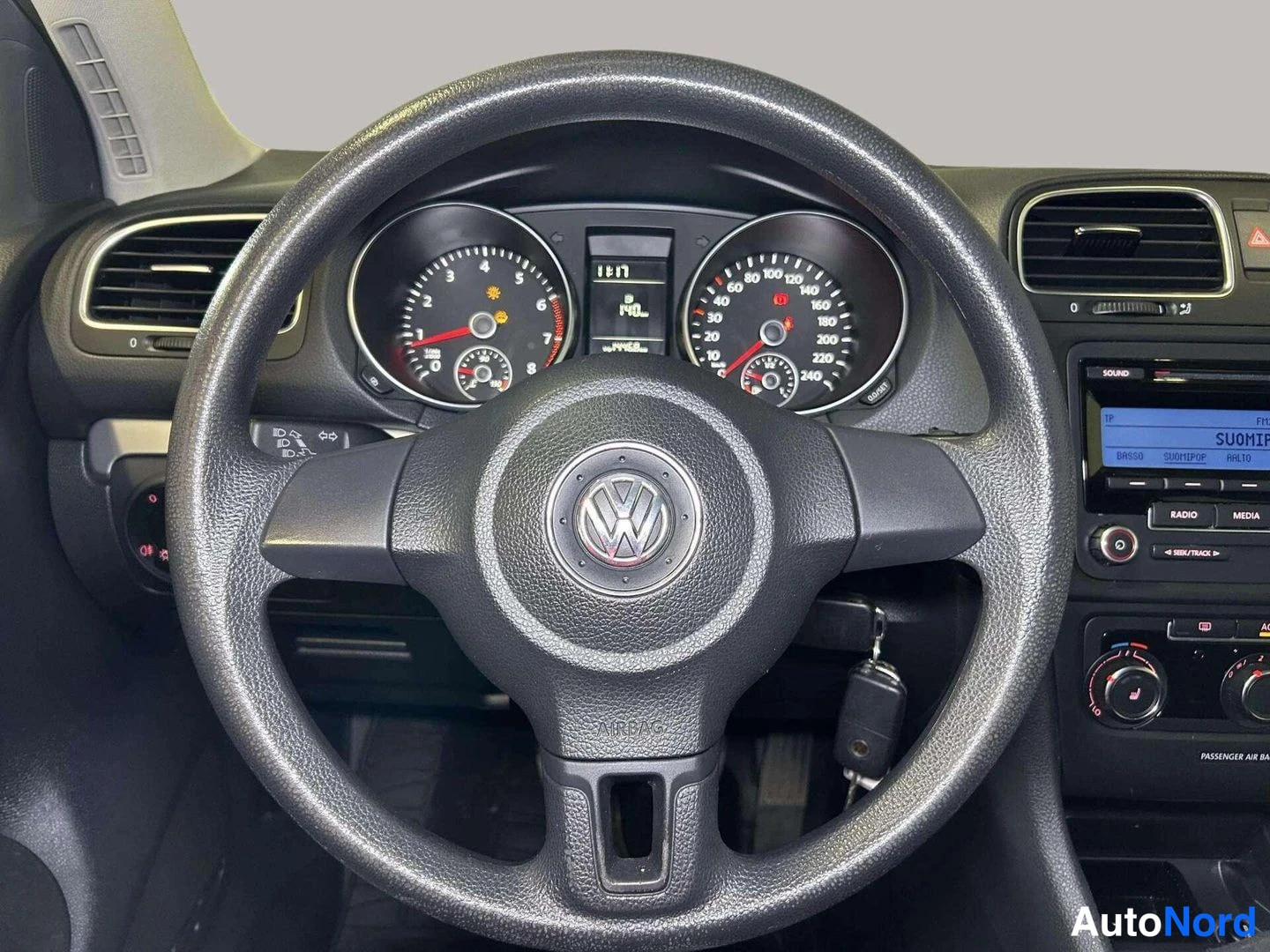 Muu: Ohjaamossa ratti ja mittaristo: Volkswagen-ohjauspyörä, analogiset ja digitaaliset mittarit, radio ja ilmastointilaitteet