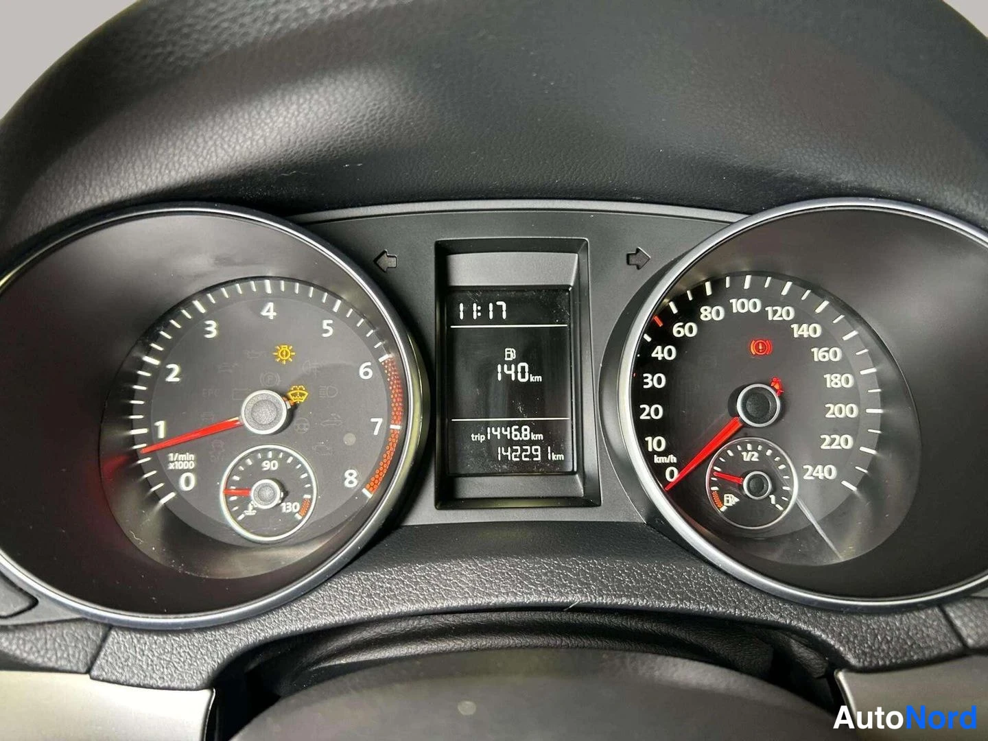 Muu: Mittarit: nopeusmittari 0-240 km/h, kierroslukumittari 0-8 1/min, ja digitaalinen näyttö, jossa 1:17, 140 km ja trip 14468 km