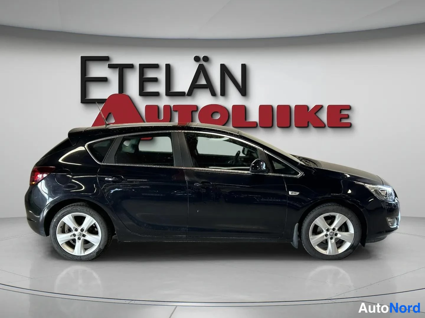 Sivulta: Mustan farmarin sivunäkymä: Opel Astra 1.4 Turbo