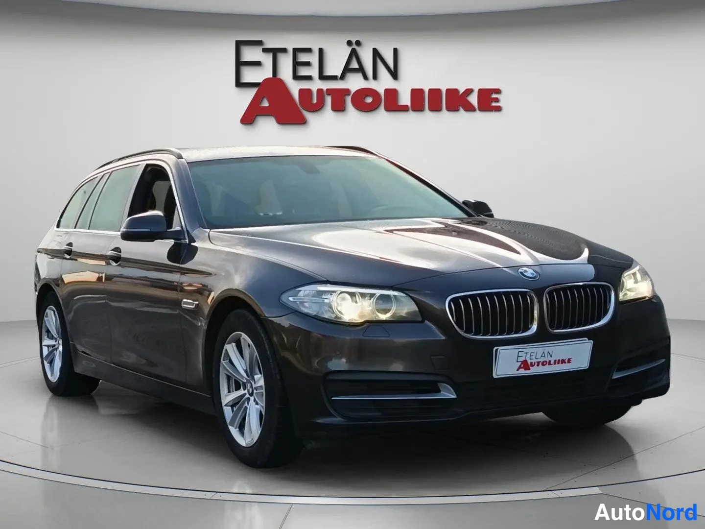 Harmaa BMW 520 2014, etuviisto, keula oikealle, kuva 2