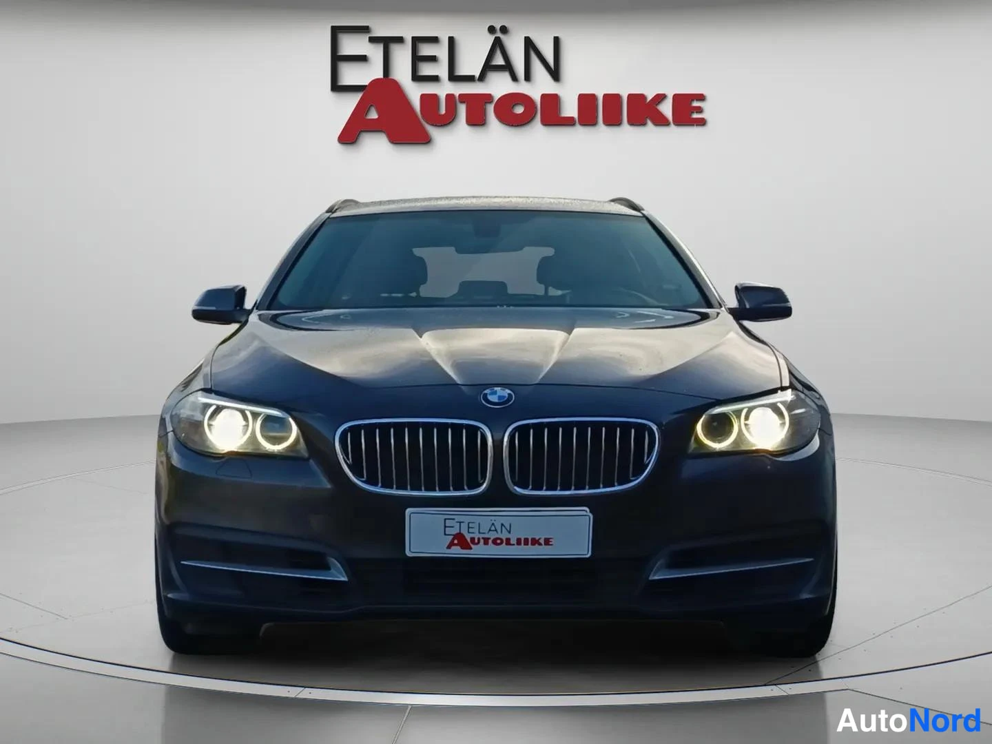 Harmaa BMW 520 2014, edestä, kuva 3