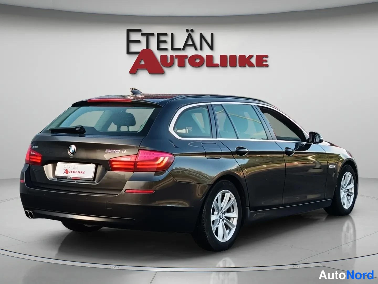 Harmaa BMW 520 2014, takaviisto, kuva 6