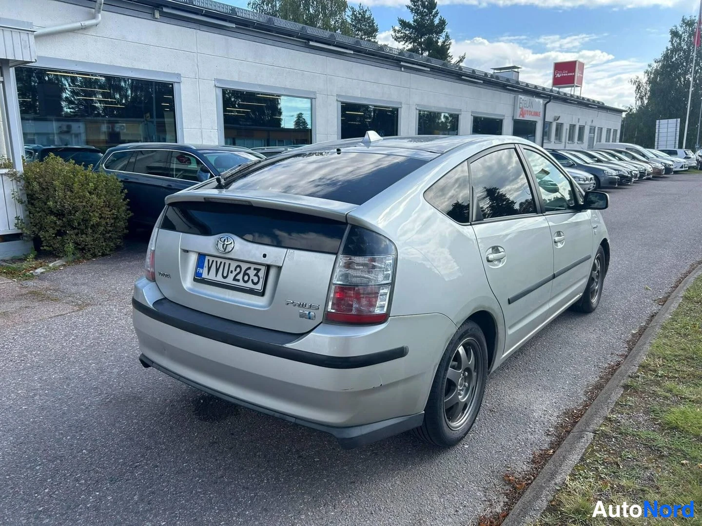 Takaviisto: Silver Toyota Prius rear three-quarter view from the right showing tail lights and boot lid with license plate visible