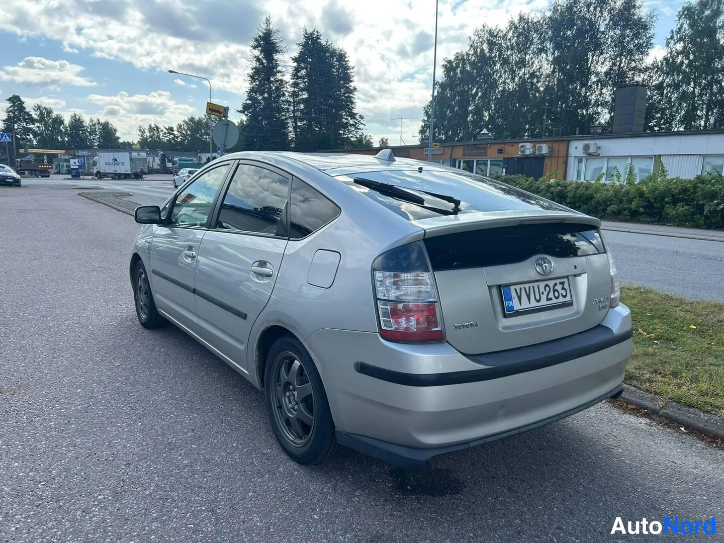 Takaviisto: Silver Toyota Prius rear three-quarter view from the left showing rear bumper and tail lights