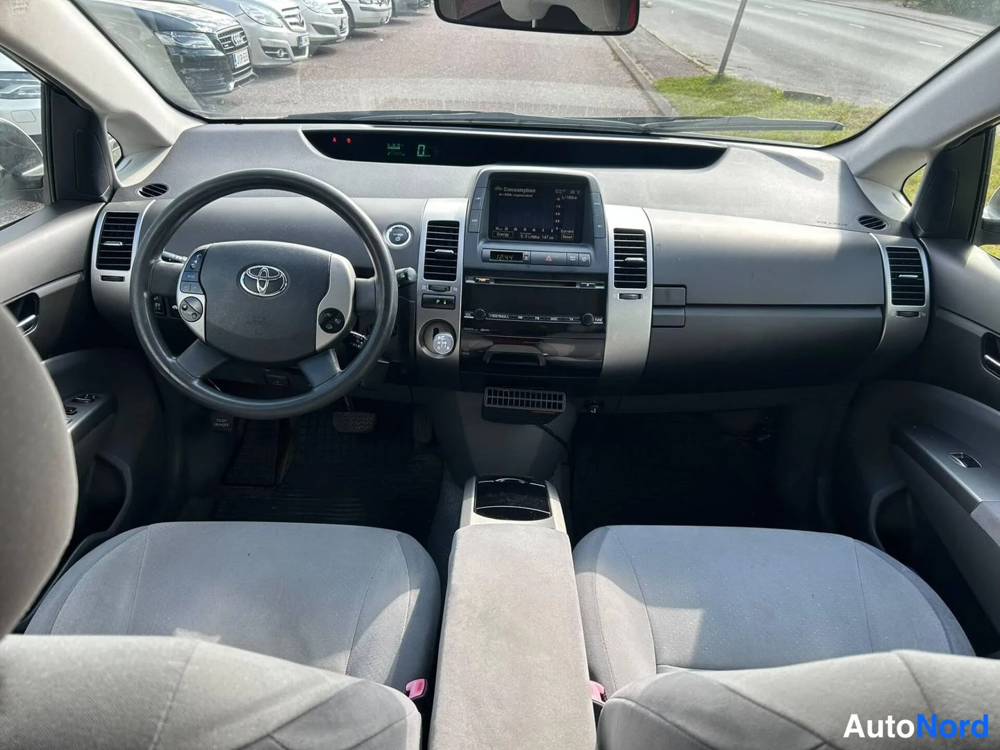 Edestä: Toyota Priusin ohjaamo mittaristoineen ja keskikonsolineen.