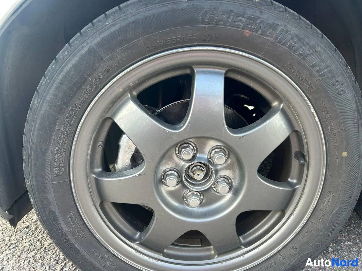 Edestä: Linglong Green-Max -rengas 195/55R16 viisipeorellä vanteella.