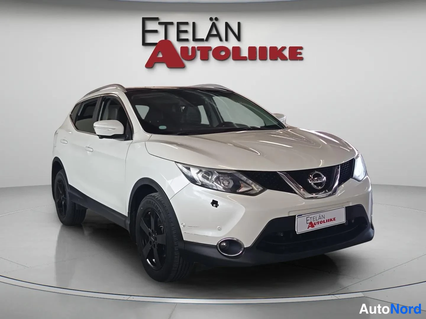 Etuviisto, nokka oikealle: Valkoinen Nissan Qashqai kuvattu etu kolmannesvinkkelistä oikealta, studiovaalea tausta