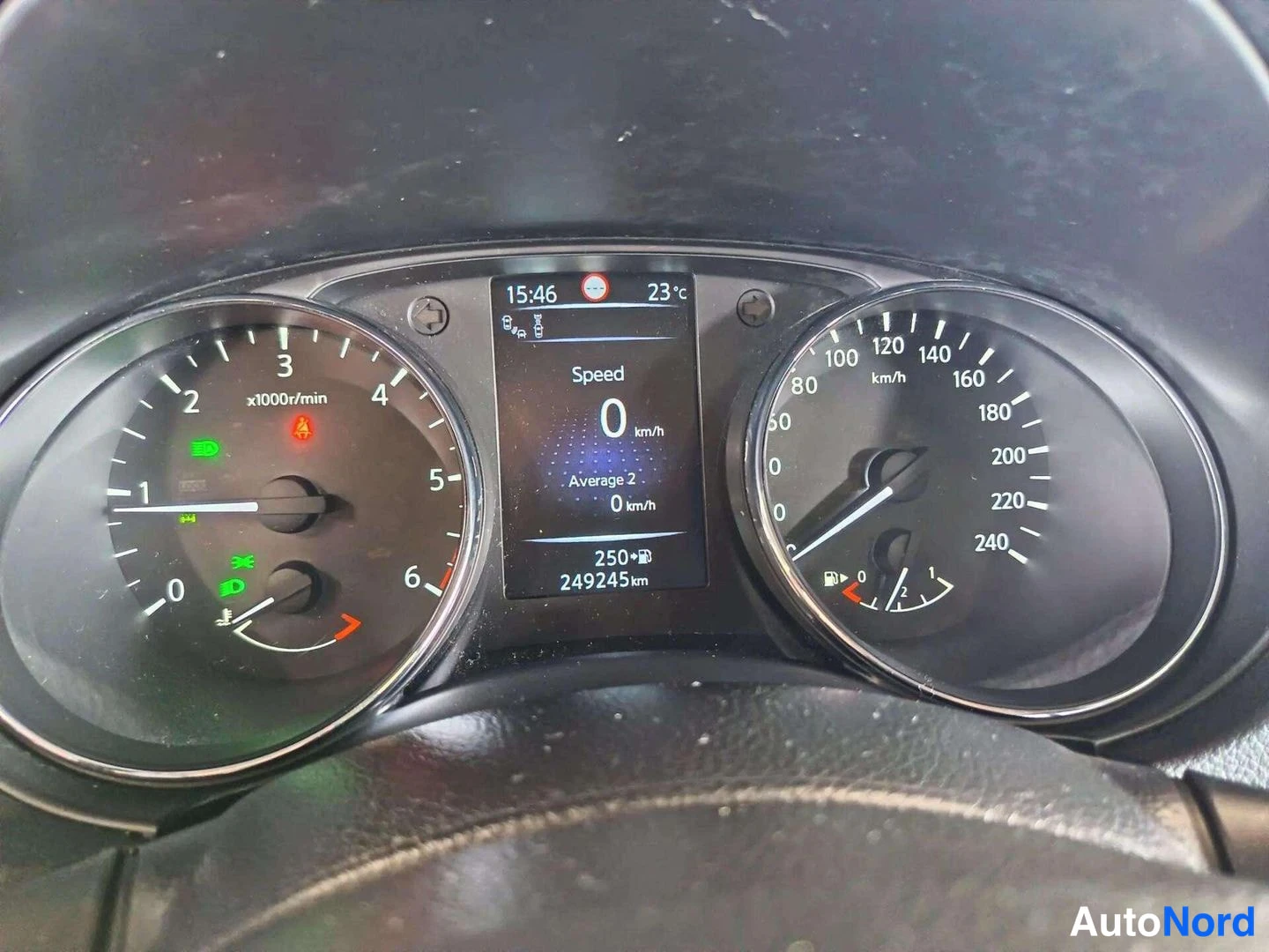 Yksityiskohta: Mittariston lähikuva: nopeusmittari 240 km/h asti, kierrosmittari x1000r/min ja keskellä näyttö, jossa lukee Speed 0 km/h ja matkamittari 249245 km.