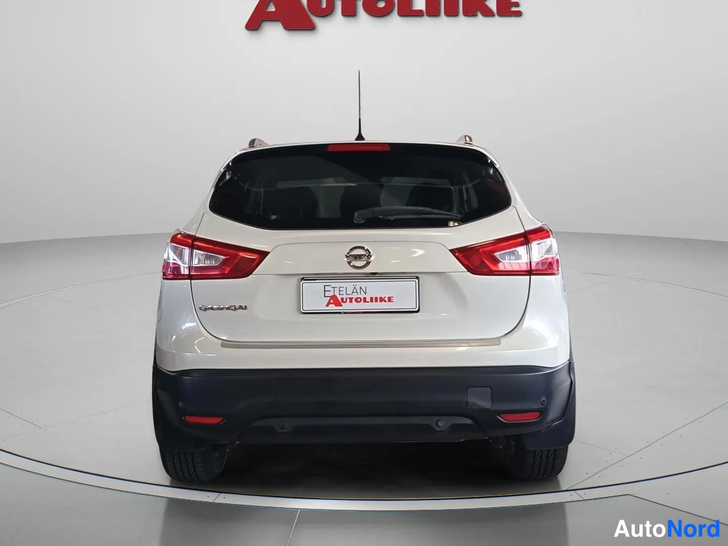 Takaa: Auton takaosan suora kuva: valkoinen Nissan Qashqai, punaiset takavalot, Nissan-merkki ja QASHQAI-teksti takaluukussa, Etelän Autoliike -kyltti rekisterikilven