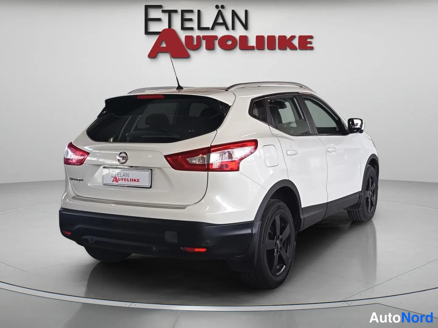 Takaviisto: Takajalkakuva valkoisesta Nissan Qashqai -maasturista: näkyvät takavalot, takaluukku, oikean puolen ovet, tummat kevytmetallivanteet ja kattokaaret.