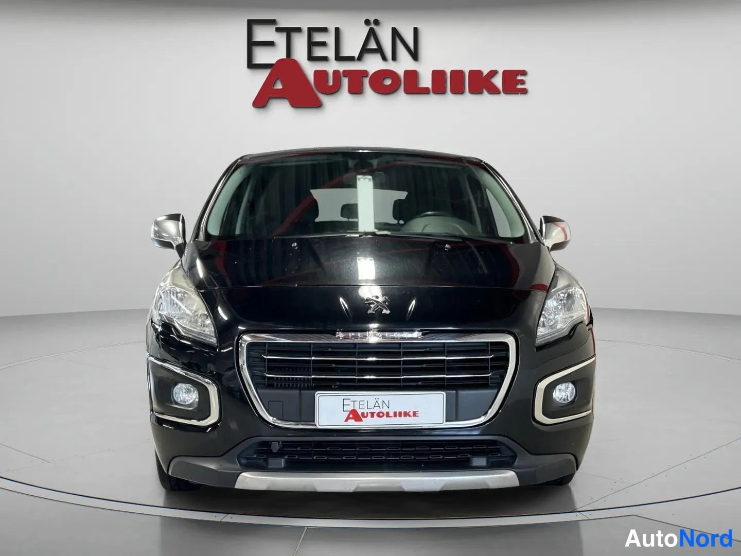 Edestä: Mustan automallin keula suoraan edestä, etupuskuri ja sitojärjestelmä Etelän Autoliike-nimellä.