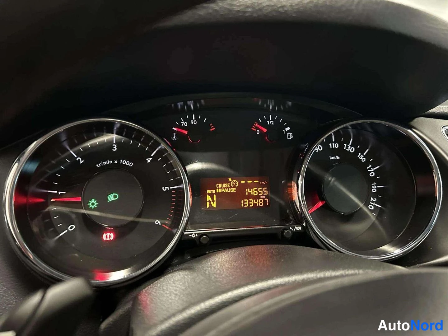 Yksityiskohta: Mittaristön lähikuva: vääntömittari asti 6 000 r/min, nopeusmittari asti 210 km/h, keskellä näkyy N-vaihde ja kilometrilukema 133487 km.