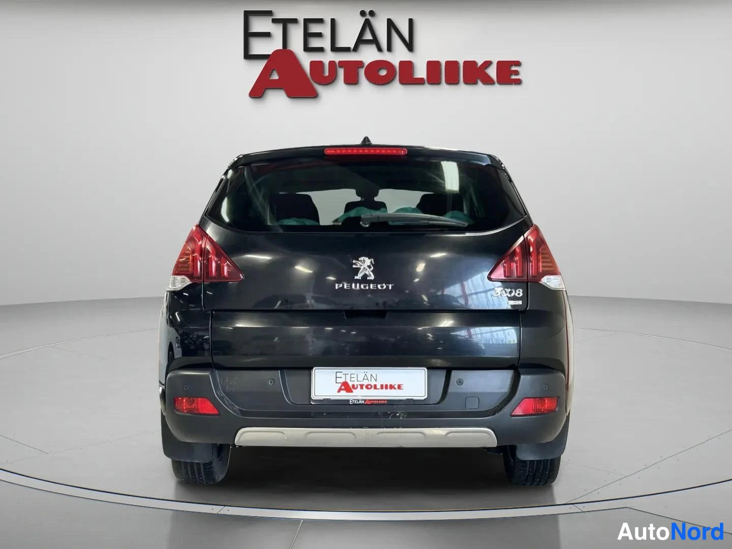 Takaa: Musta henkilöauton perä suoraan takaa kuvattuna; takaluukissa PEUGEOT-merkki ja 3008-tunnus, punaiset takavalot ja Etelän Autoliike -kyltti rekisterikilven paik