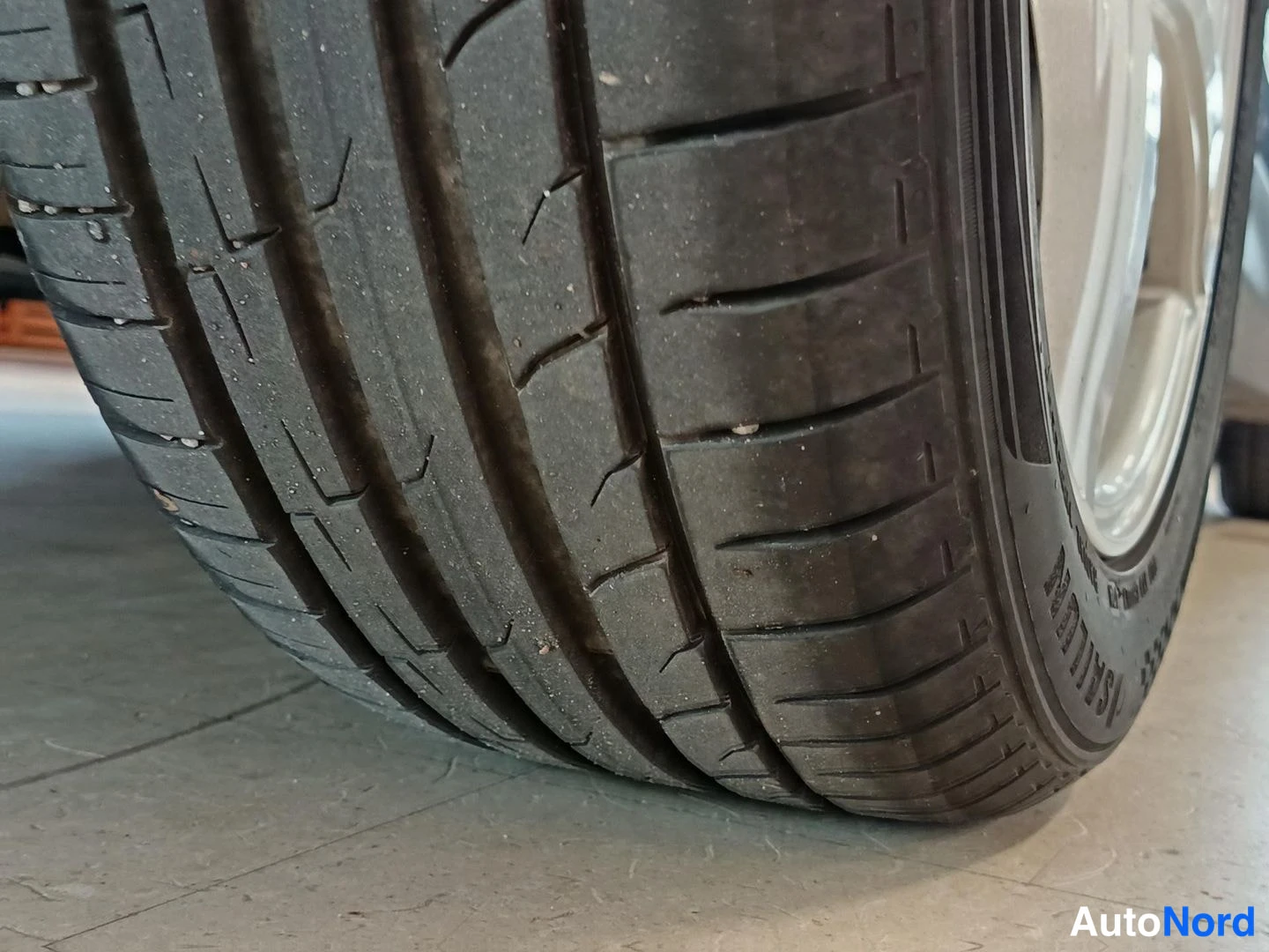 Yksityiskohta: Lähikuva auton renkaasta, jossa SAILUN-merkintä kyljessä.