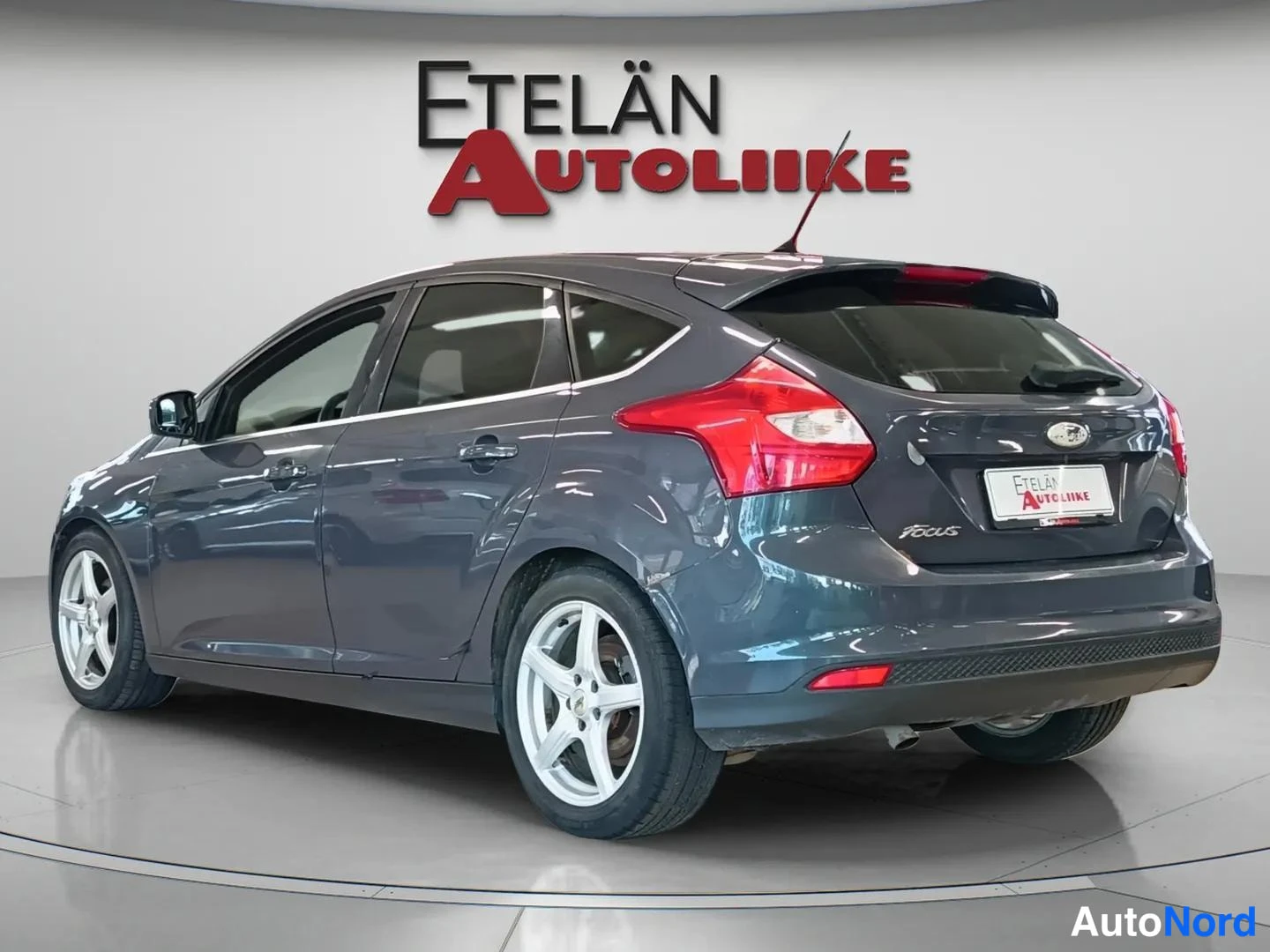 Takaviisto: Auton takaosa vinosta vasemmasta: tummanharmaa Ford Focus, punaiset takavalot ja Focus-merkki näkyvät.