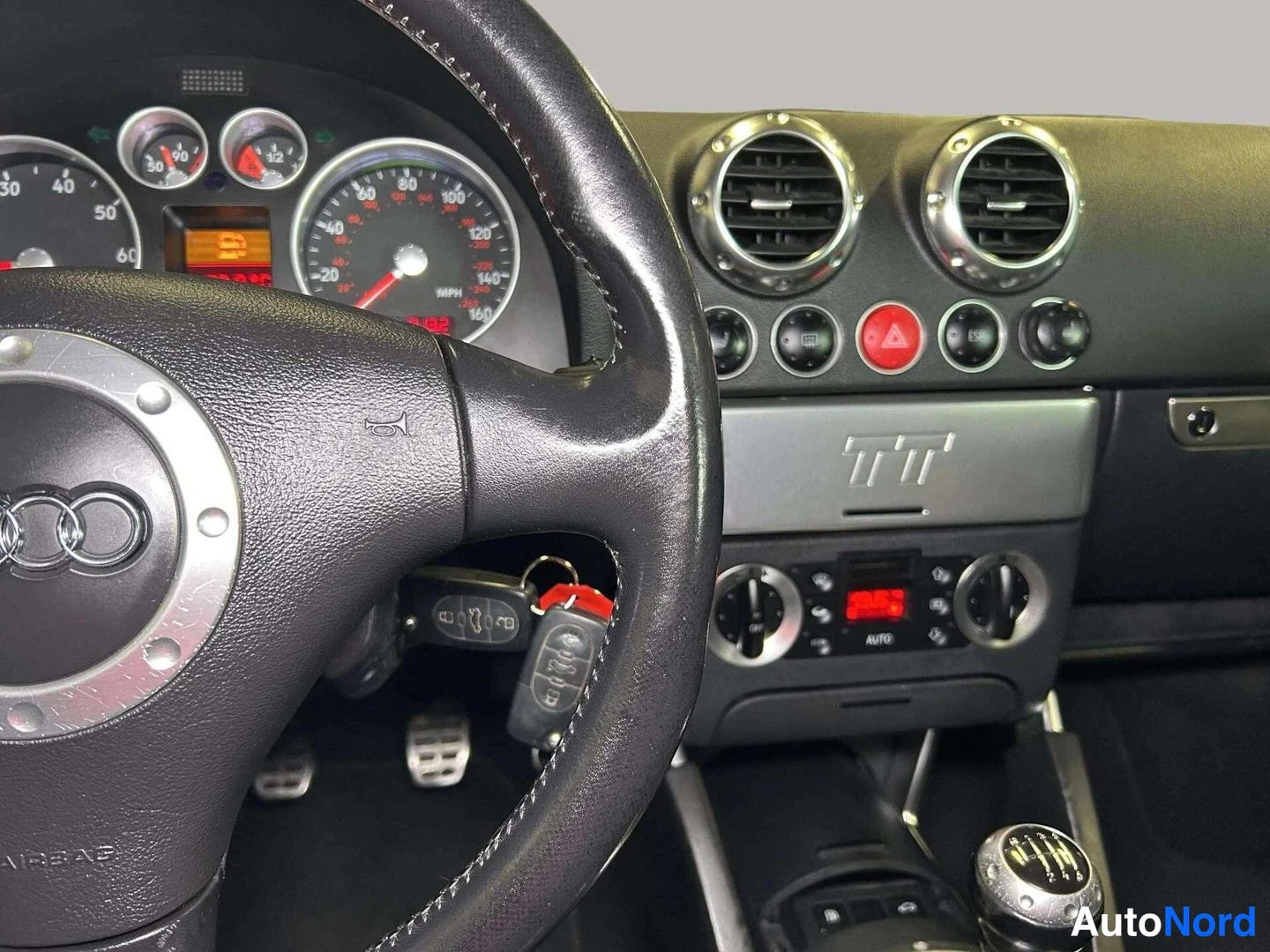 Muu: Auton ohjaamo: Audi-ohjauspyörä, analogiset mittarit, TT-merkitty kesäkosolauta, pyöreät ilmastointiaukot ja automaattiset ilmastointiaiminimet