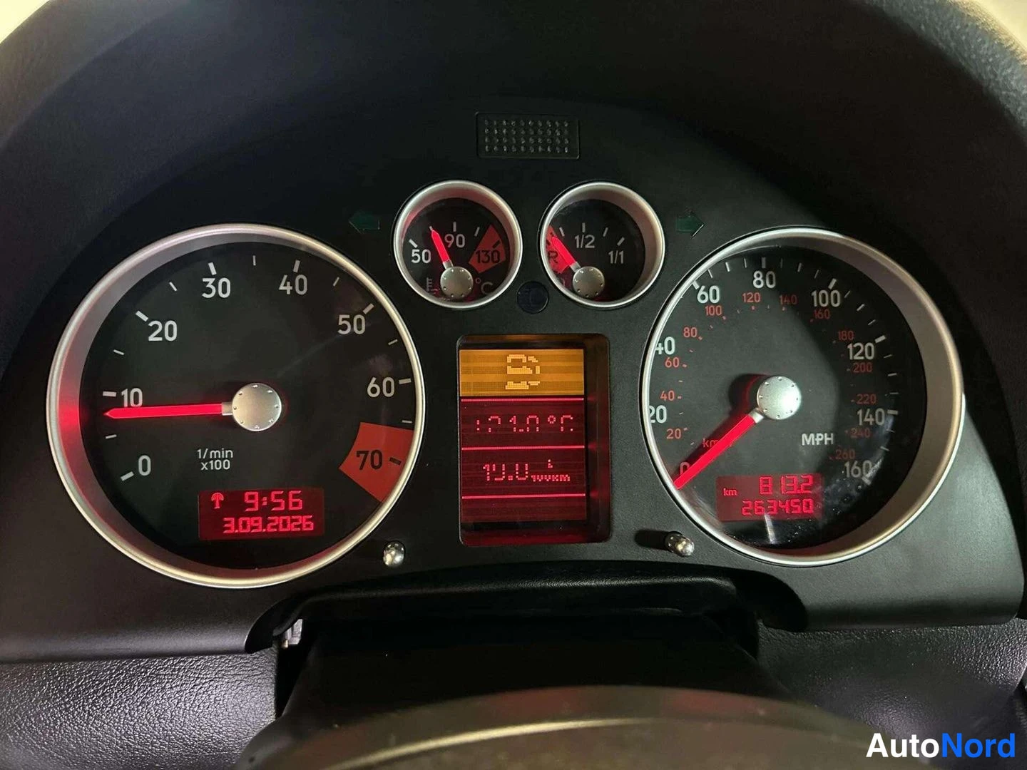 Muu: Audi A4 2002 kojelaudan mittaristo, nopeusmittari MPH-asteikolla, matkamittari 263450, ulkolämpötila 21,0 °C, polttoaine vähissä, kellonaika 9:56 ja päivämäärä