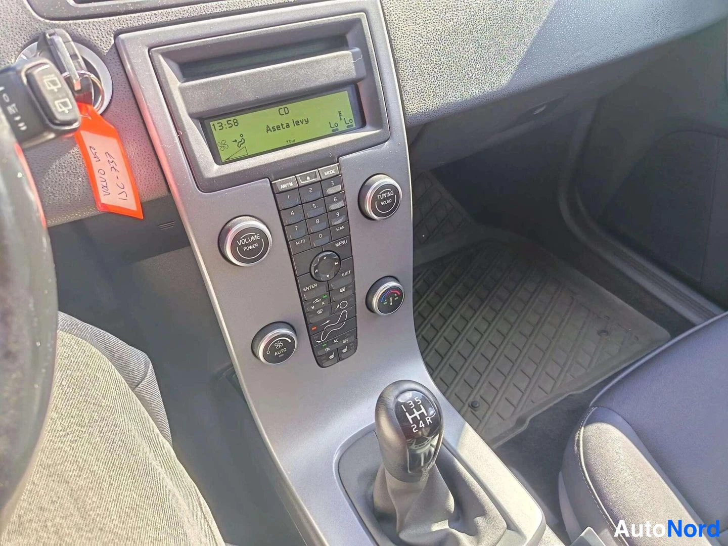Muu: Keskikonsoli: radiopaneeli, manuaalinen vaihteenvalitsin ja auto-nappi, avaimenperässä oranssi lappu.