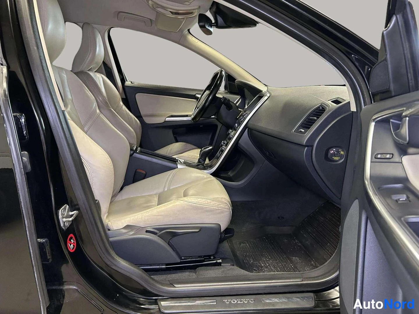 Muu: Auton etupenkit ja kojetaulu avoimen kuljettajan oven takaa; vaaleat nahkaistuimet, VOLVO-teksti ovenkynnyksen koristelistassa.