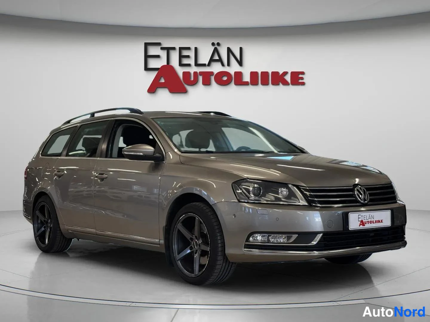 Etuviisto, nokka oikealle: Volkswagen Passat -farmari edestä oikealta, väri beige, kattohistoriili