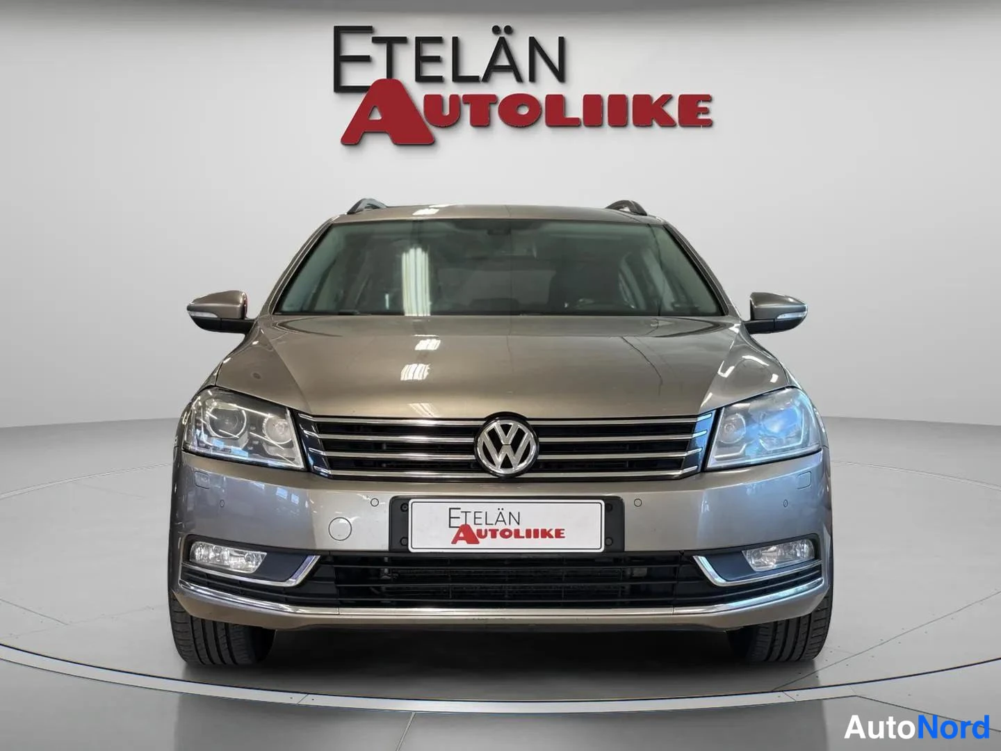 Edestä: Volkswagen Passat suoraan edestä, beige koriväri