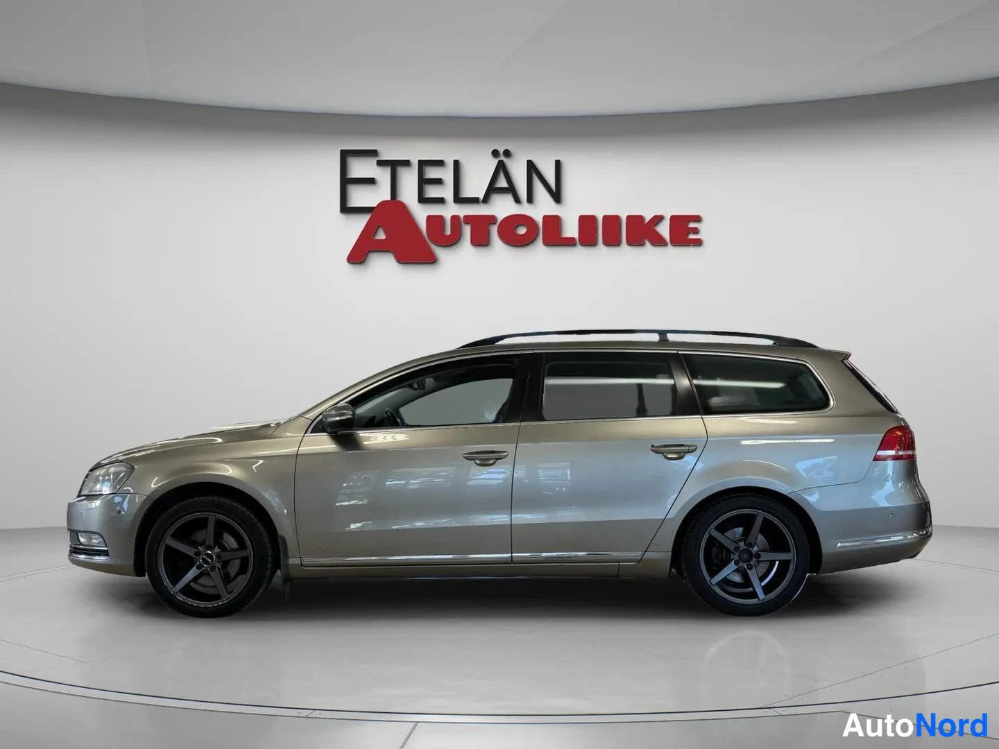 Sivulta: Volkswagen Passat -farmari sivulta, keula vasemmalla, beige koriväri