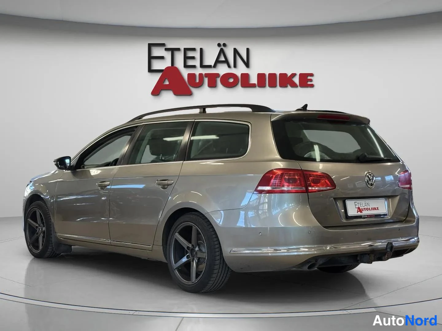 Takaviisto: Volkswagen Passat takaa oikealta, beige koriväri, kattohistoriili