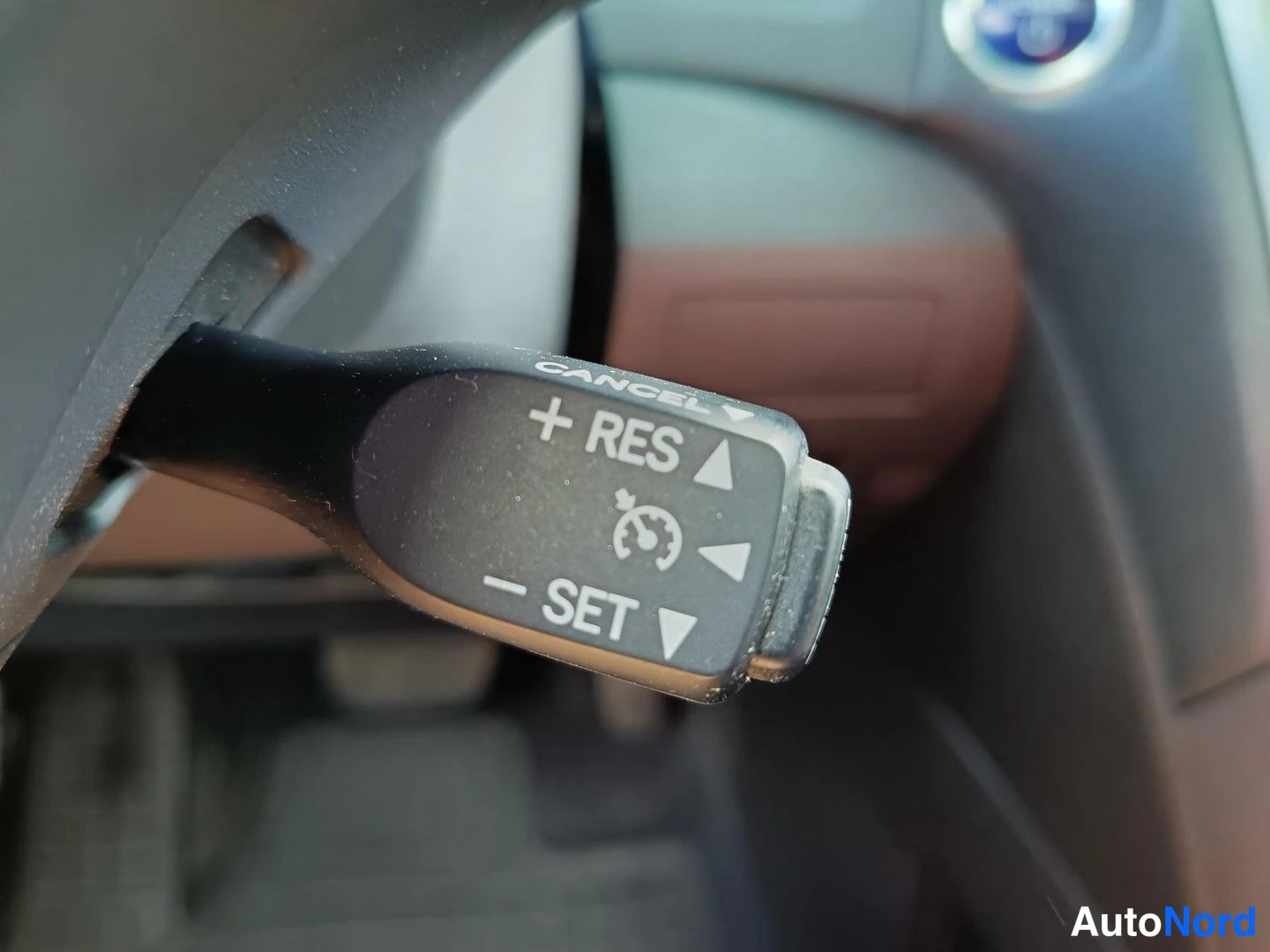 Muu: Ohjaustankovipu lähikuvassa; siinä lukee CANCEL, +RES ja -SET (risteilyn säädin).