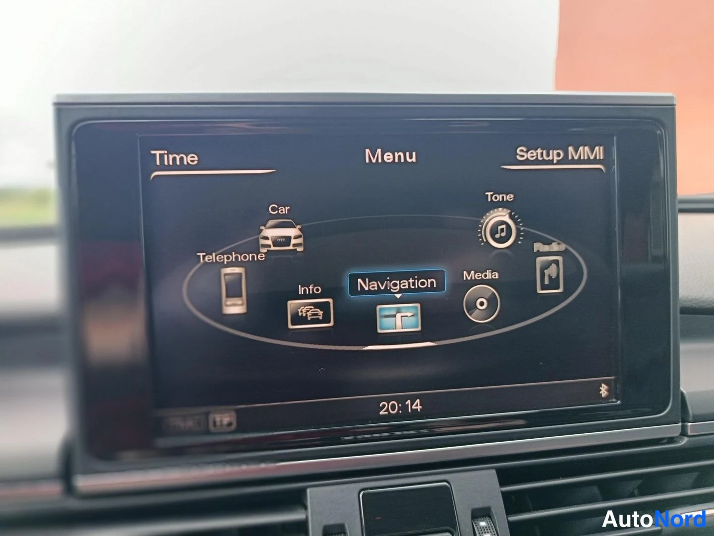 Muu: Auton infotainment-näytön päävalikko, jossa korostettuna Navigation-valikko sekä kohteet Car, Telephone, Info, Media ja Tone.