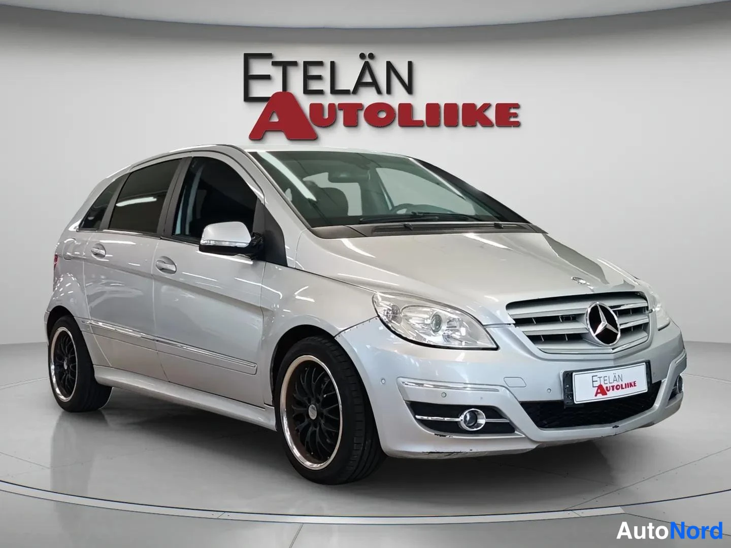 Etuviisto, nokka oikealle: Hopeanväräinen Mercedes-Benz B-sarja kuvattu kolmasosan etukulmasta auton翻转——