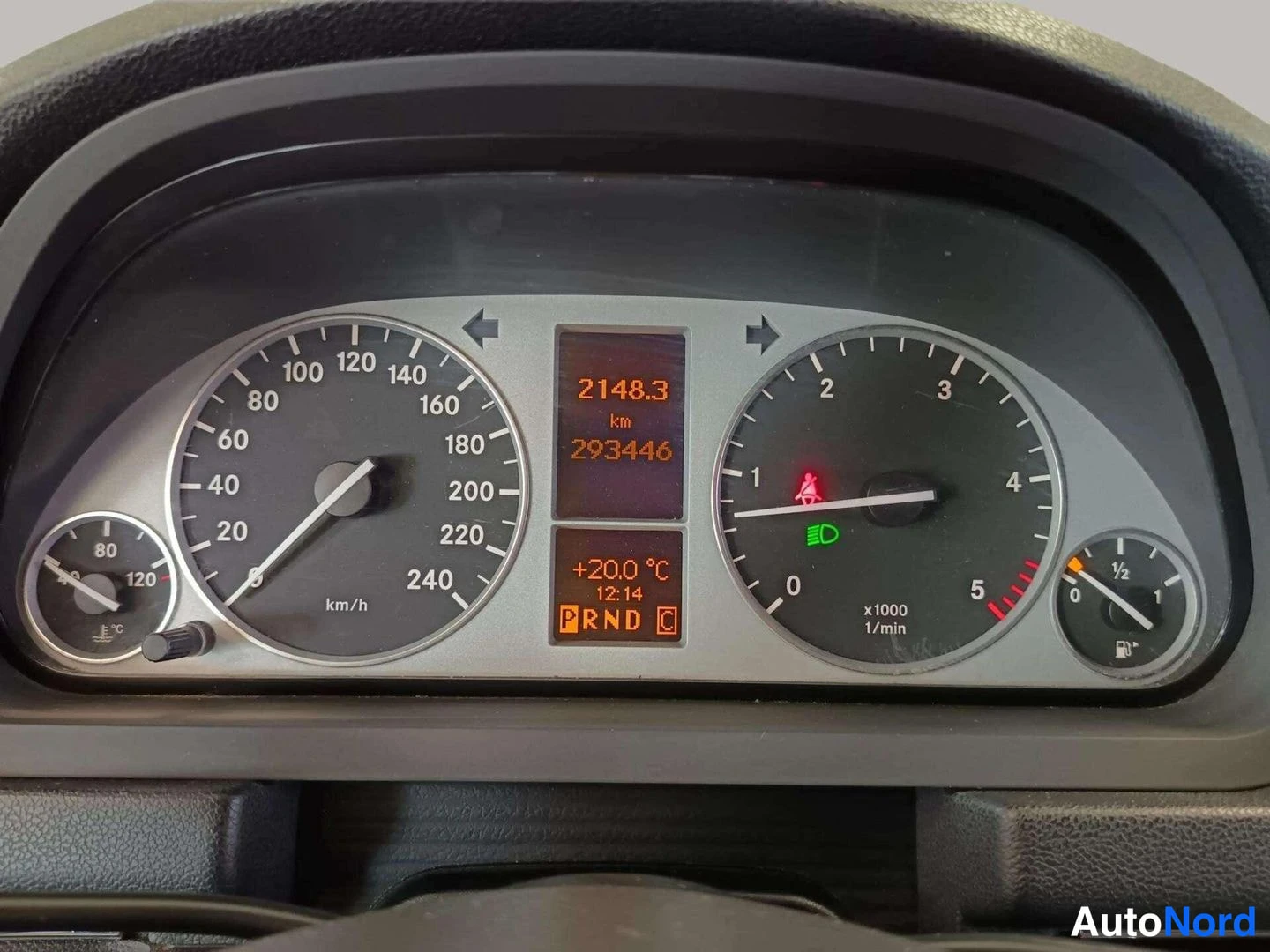 Muu: Mittaristö, jonka vaihtomitassa 293446 km, nopeusmittari asteikolla 240 km/h ja kierroslukumittari asteikolla 5 x 1000. Näytössä myös ulkolämpötila +20.0 °C, ke