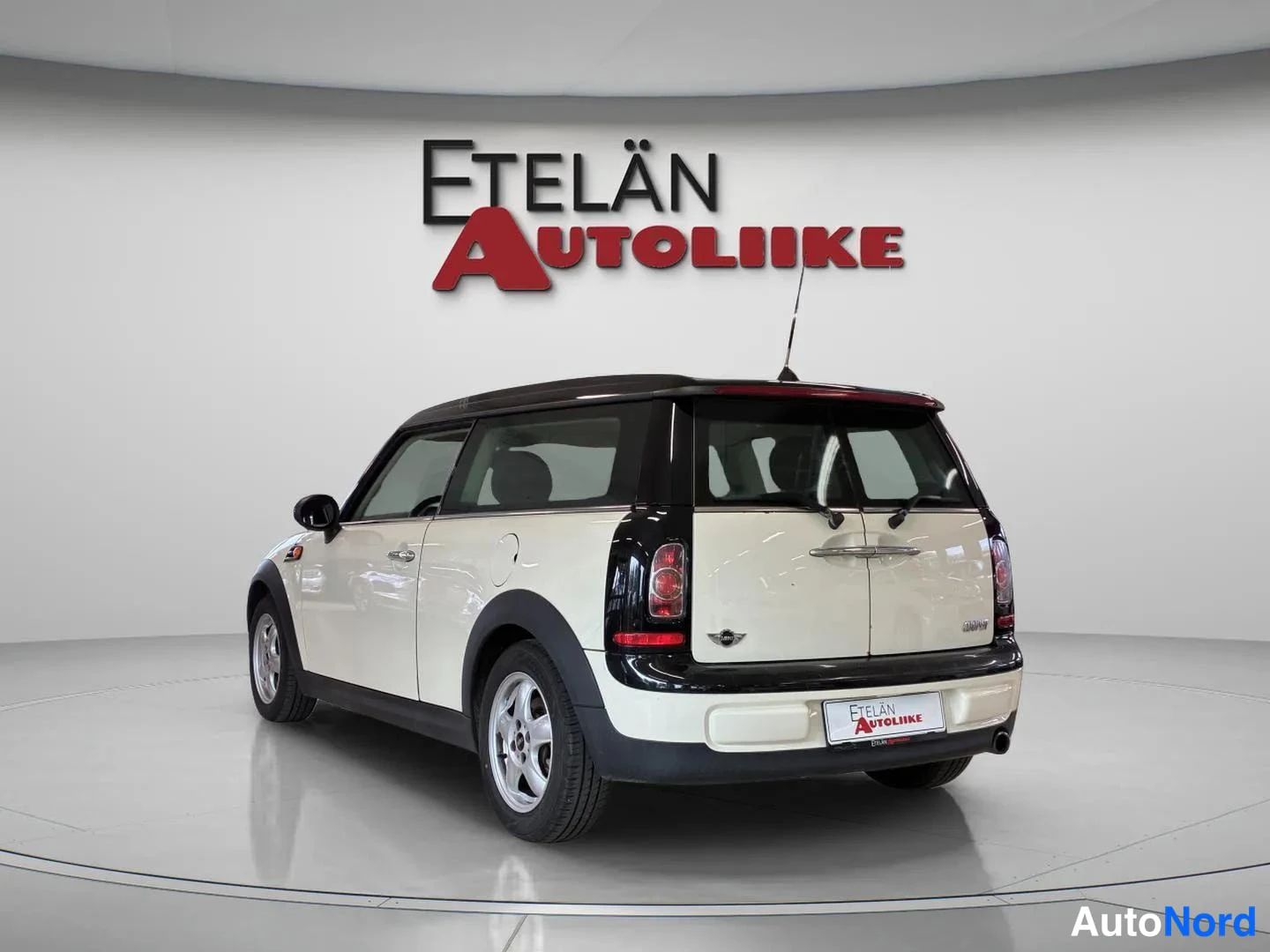 Takaviisto: Ajonäkymä autosta takaa, rekisteri peitetty.