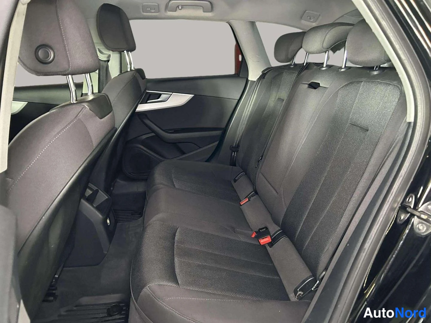 Takaistuimet: Full view of the rear seat bench through the open rear right door
