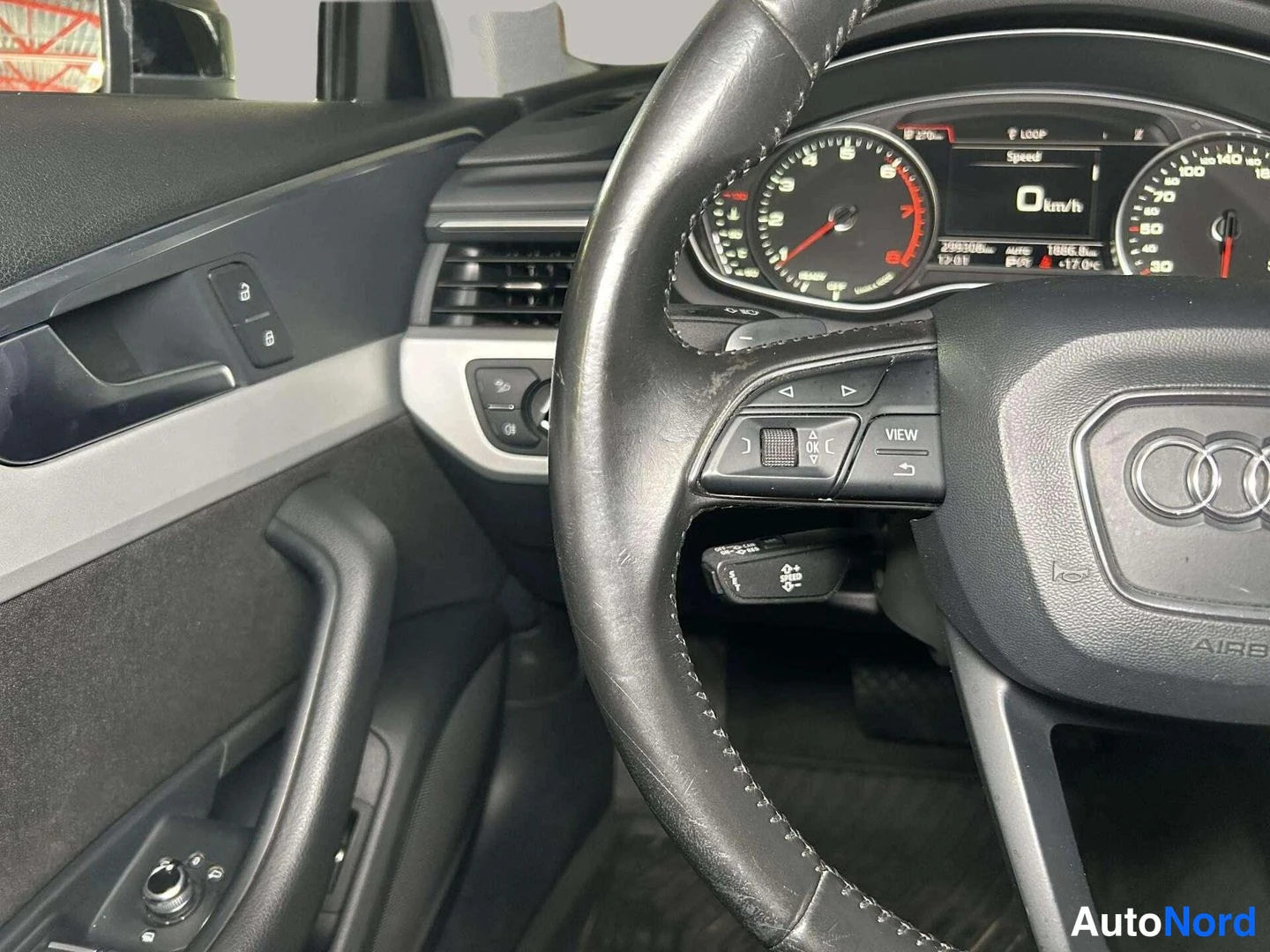 Muu: Audi-ohjauspyörä, digitaalinen mittaristo ja kuljettajan oven kytkimet.