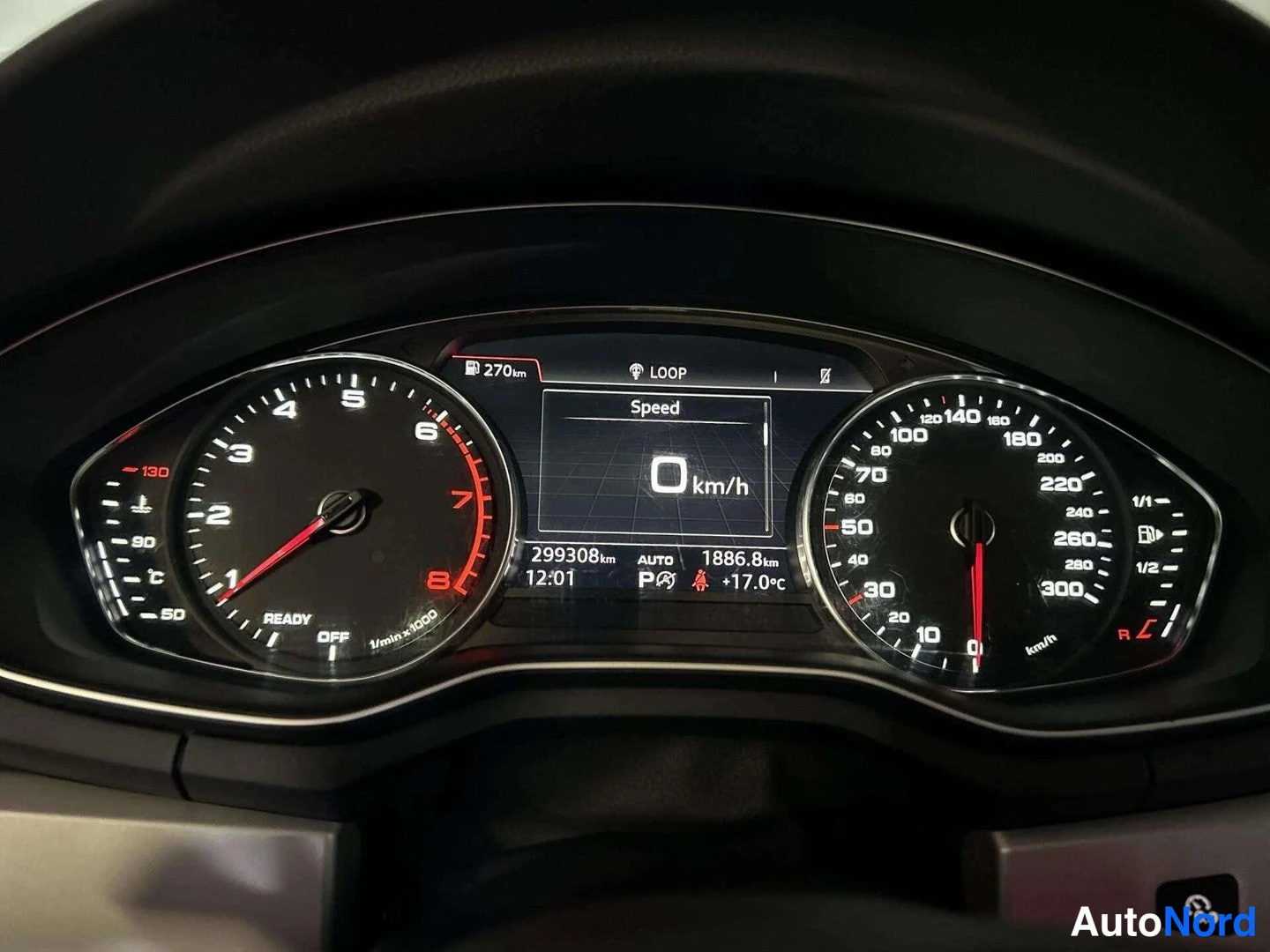 Yksityiskohta: Audiin digitaalianaloginen mittaristo, jonka näytössä nopeus 0 km/h, matkamittari 299308 km ja vaihde P.