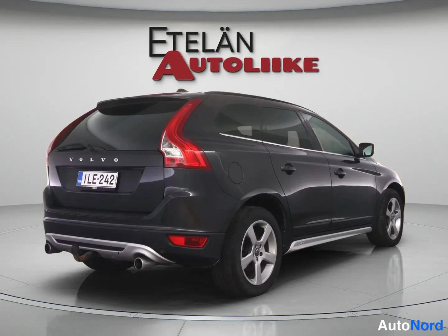 Takaviisto: Auton takana ja oikealla sivulla oleva kuva. Autossa on hopeiset renkaat ja tummanruskea väri.