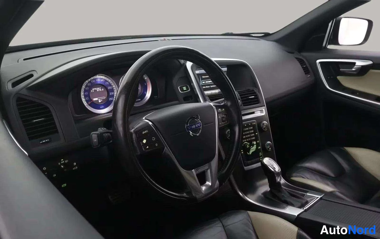 Muu: Volvo-auton ohjaamo vasemmalta: mittaristo, ohjauspyörä ja vaihteenvalitsin.