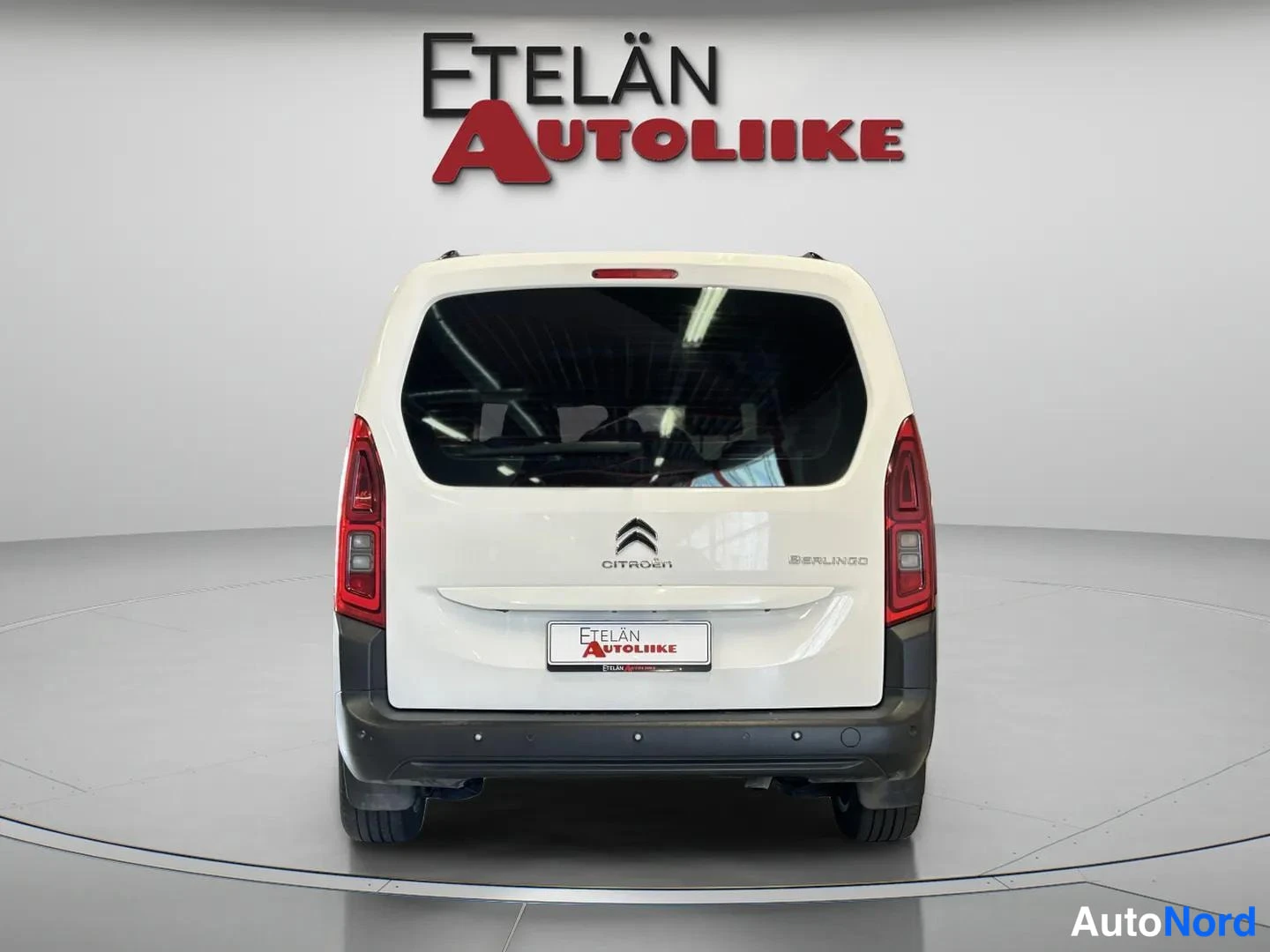 Takaa: Valkoisen Citroën Berlingon takanäky, Citroën- ja Berlingo-merkit sekä Etelän Autoliike -kyltti takaluukussa.