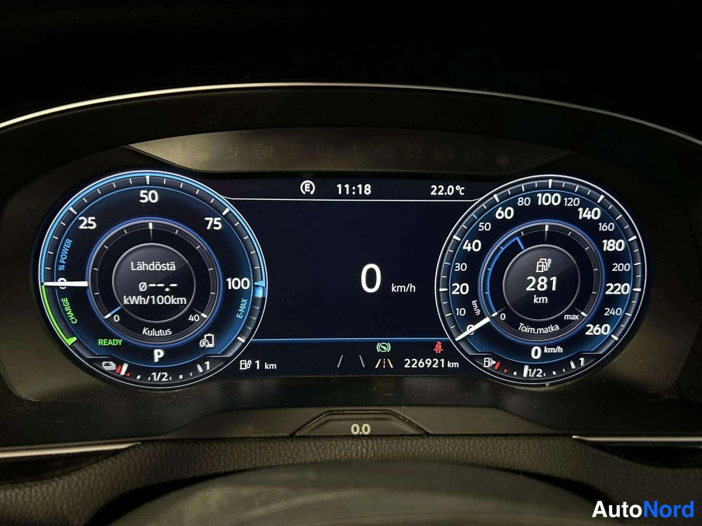 Muu: Digitaalinen mittaristo lähikuvassa: nopeus 0 km/h, matkamittari 226921 km, vaihde P ja valmiusilmaisin READY.