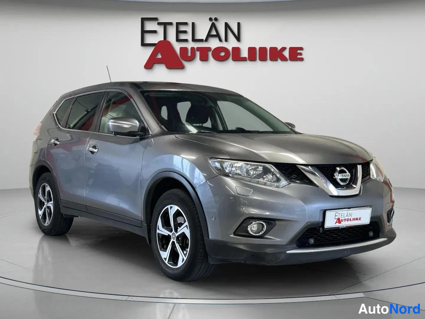 Etuviisto, nokka oikealle: Nissan X-Trail farmari sivulta edestä, Nissan X-Trail farmari edessä vinosta, hopeanharmaa