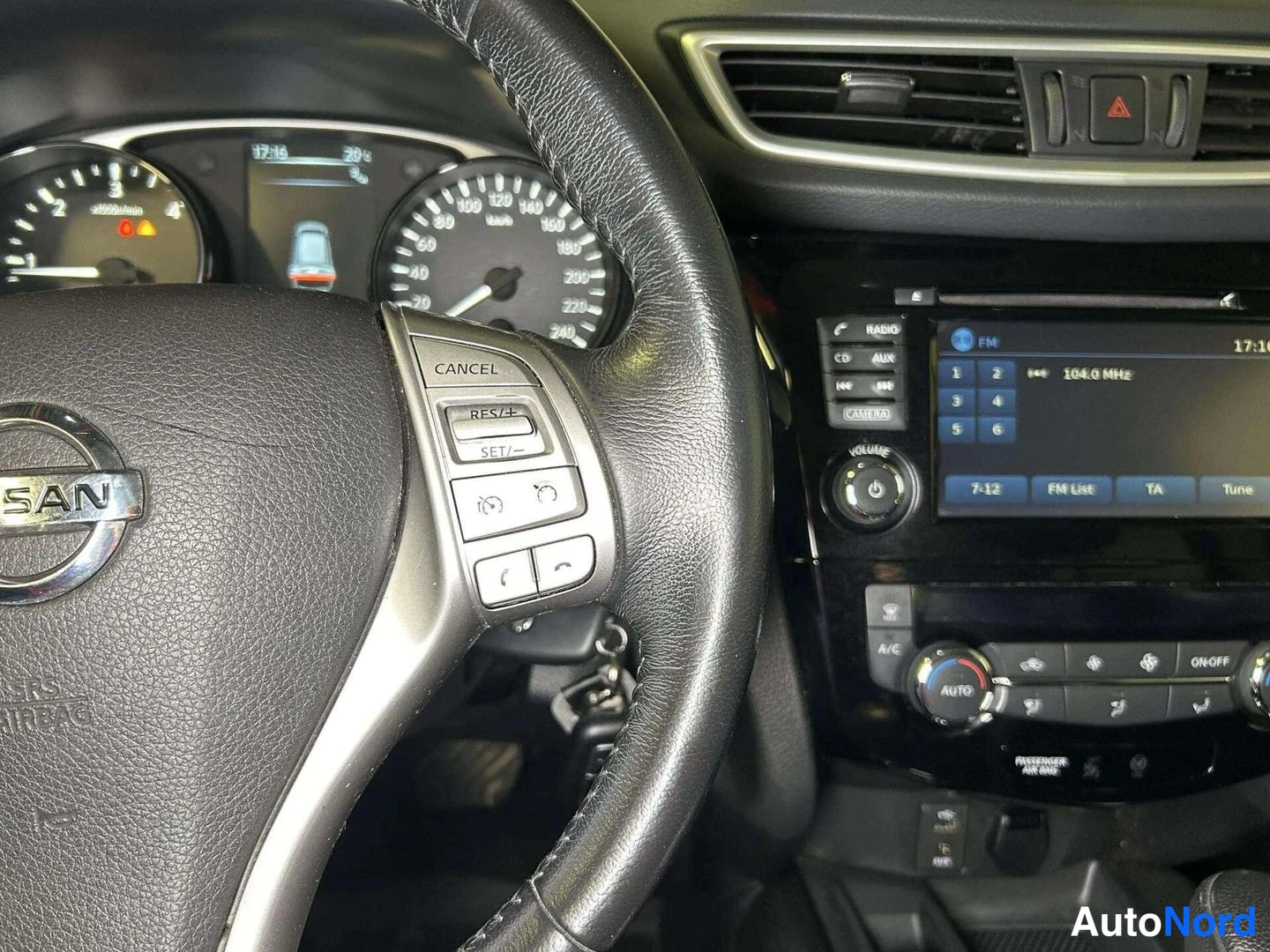 Muu: Ohjauspyörä ja keskuspyöräkuva: CANCEL/RES+/SET- -ruisjohto napit, automaattinen ilmastointi AUTO-napilla, radio- ja CD-ominaisuudet, näyttö 104.0 MHz.