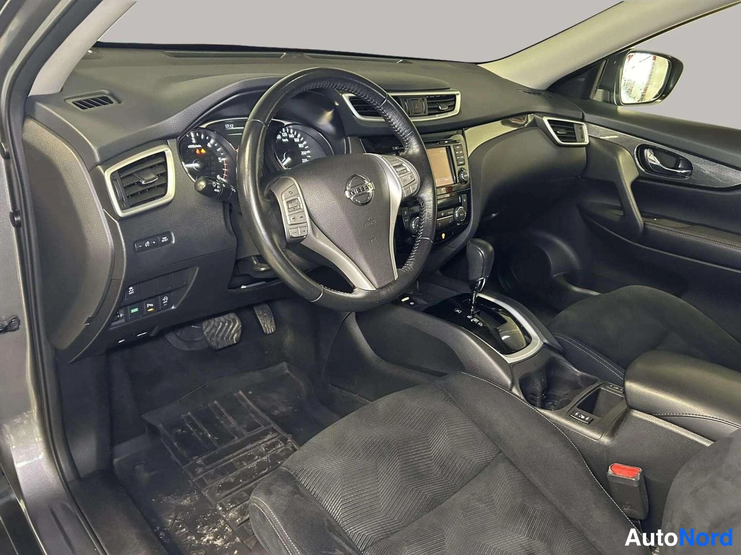 Muu: Nissanin kojetaulu ja ohjaamo: ohjauspyörä, mittaristo, näyttö ja automaattivaihteen valitsin.