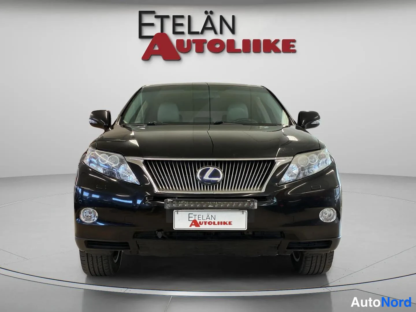 Edestä: Mustan auton suora etunäkymä.